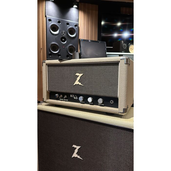 O KT-45, um design original do Dr. Z, destaca-se por sua seção frontal com a válvula EF-86 e Tone Stack, proporcionando um timbre incrível e ganho 50% superior à 12AX7. A versatilidade da Tone Stack permite controlar o ganho em três parâmetros, possibilit