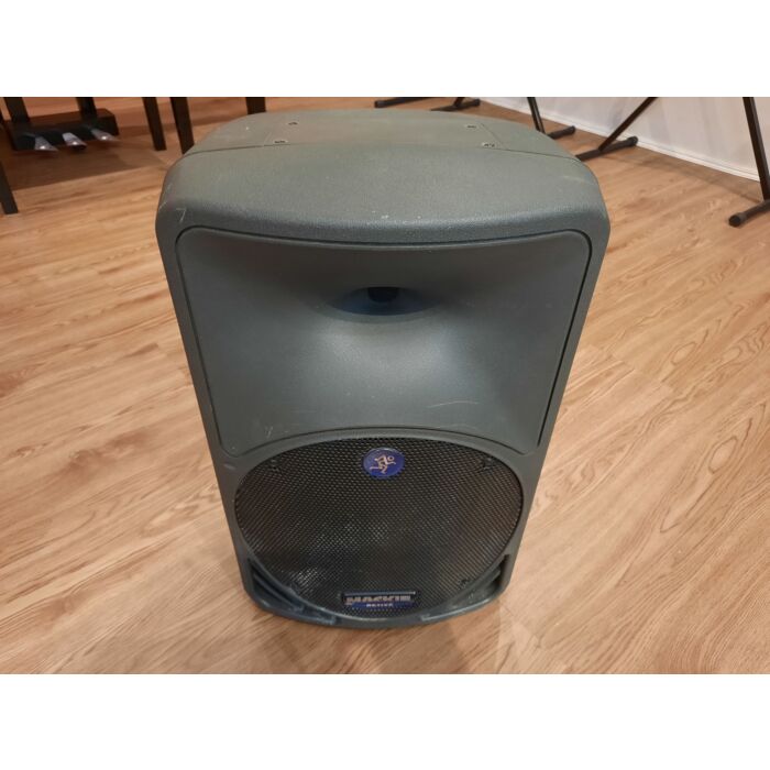 A caixa acústica ativa Mackie SRM350 é uma excelente opção para quem busca qualidade sonora em um equipamento compacto e fácil de transportar. Este modelo usado apresenta um ótimo custo-benefício, com potência de 1000W e resposta de frequência de 50Hz a 2 A caixa acústica ativa Mackie SRM350 é uma excelente opção para quem busca qualidade sonora em um equipamento compacto e fácil de transportar. Este modelo usado apresenta um ótimo custo-benefício, com potência de 1000W e resposta de frequência de 50Hz a 2