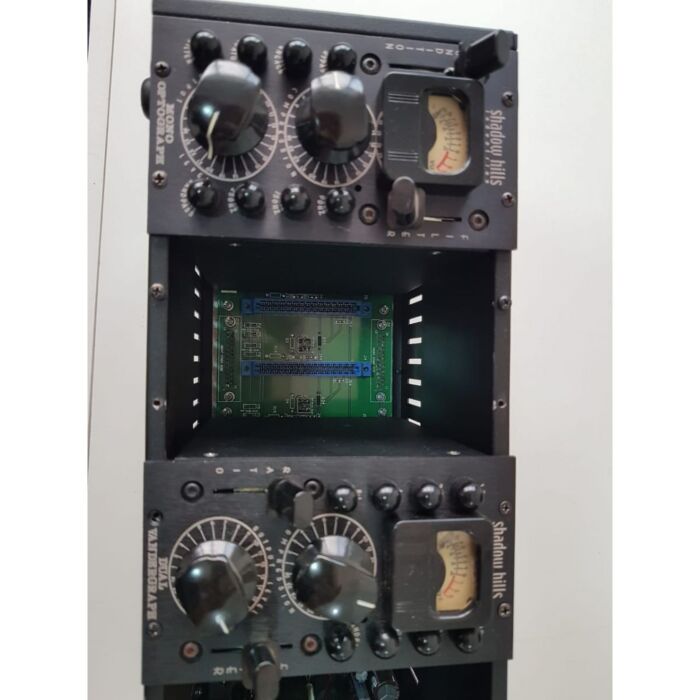 Compressor stereo shadow hills dual vandergraph - série 500 - usado Compressor Stereo Shadow Hills Dual Vandergraph - Série 500 - Usado - Compressor estéreo, com taxas de compressão de 2: 1, 2.5: 1, 4: 1 e 8: 1​, compatível com o lunchbox API 500-compress