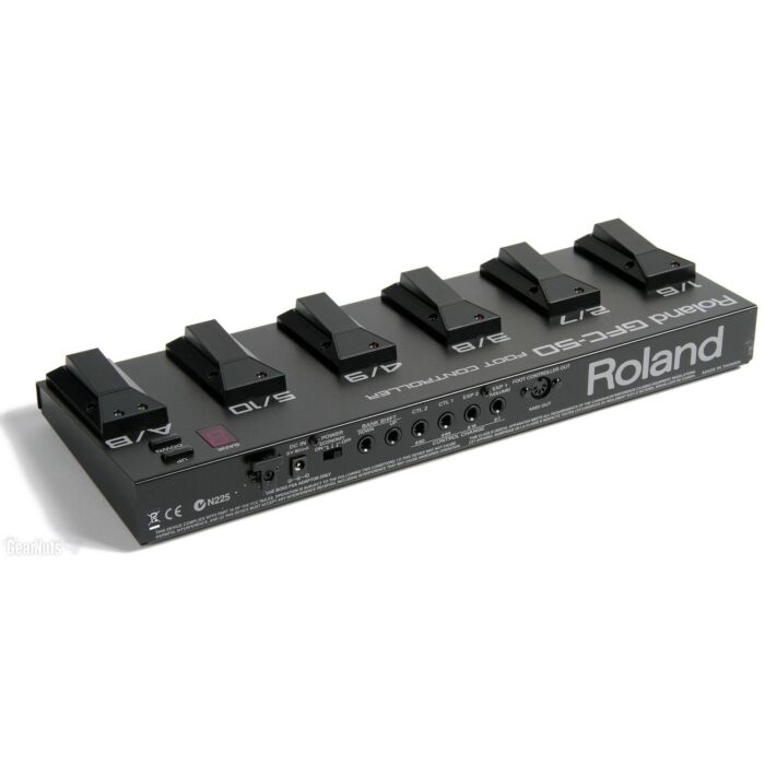 O Roland GFC-50 Foot Controller é um pedal de controle de alta qualidade projetado para músicos que desejam ter controle total sobre seus equipamentos. Com 12 botões programáveis e dois pedais de expressão, este controlador é compatível com uma ampla vari