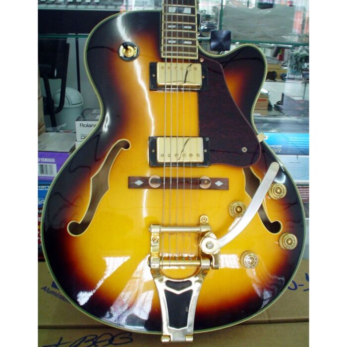 A guitarra Condor semi-acústica JC-16BG é um instrumento de alta qualidade, com um corpo em maple e tampo em spruce, que proporciona um som rico e equilibrado. Possui captadores humbucker e um sistema de pré-amplificação ativo, permitindo que o músico ten A guitarra Condor semi-acústica JC-16BG é um instrumento de alta qualidade, com um corpo em maple e tampo em spruce, que proporciona um som rico e equilibrado. Possui captadores humbucker e um sistema de pré-amplificação ativo, permitindo que o músico ten