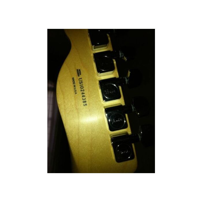 A Fender Telecaster é uma guitarra icônica que tem sido usada por músicos de todo o mundo há mais de 60 anos. Fabricada nos Estados Unidos, esta guitarra é conhecida por seu som brilhante e nítido, além de sua aparência clássica. Com sua forma distintiva 