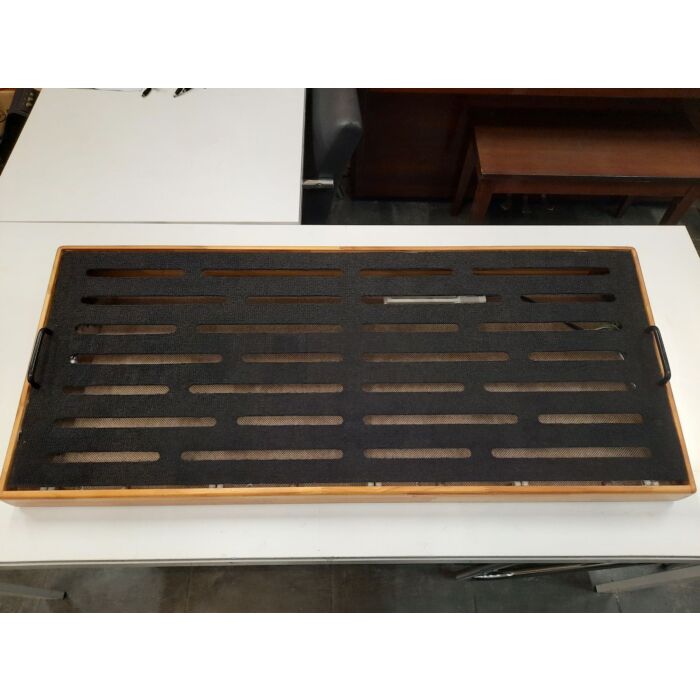 Pedalboard – Feito em madeira nobre de reflorestamento, com estrutura dovetail (rabo de andorinha) acabamento em seladora e verniz de alto brilho proporcionando um acabamento exclusivo ao cliente e um produto leve.-Hand's Case PedalBoard Custom 100cm x 40 Pedalboard – Feito em madeira nobre de reflorestamento, com estrutura dovetail (rabo de andorinha) acabamento em seladora e verniz de alto brilho proporcionando um acabamento exclusivo ao cliente e um produto leve.-Hand's Case PedalBoard Custom 100cm x 40