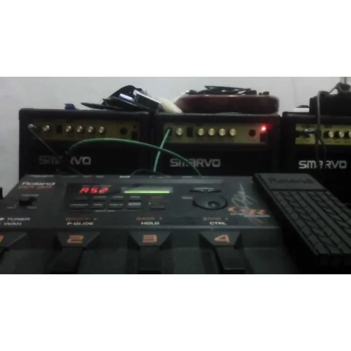 Pedaleira sintetizador Roland GR-33 com captador de guitarra GK-2