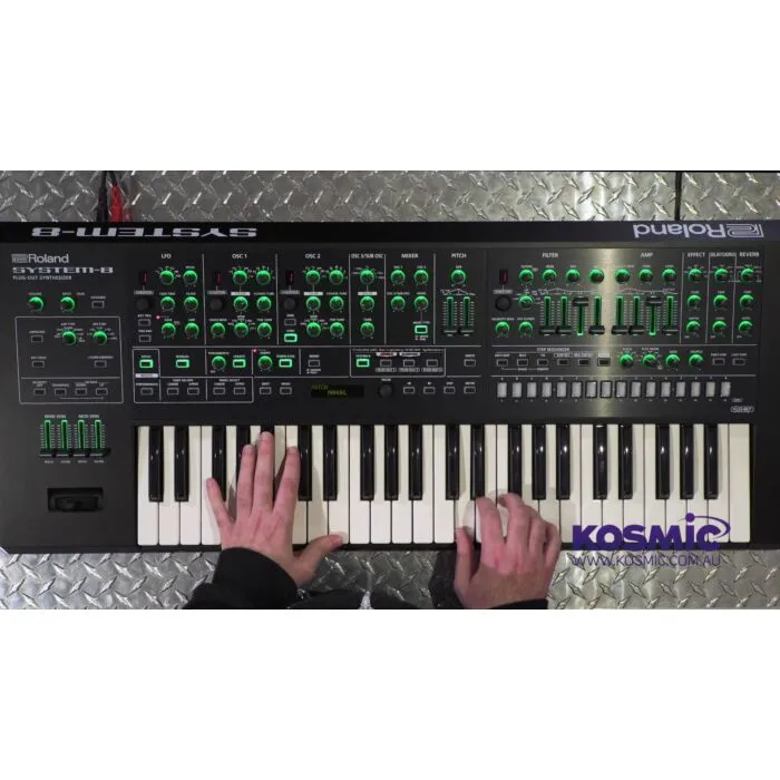 Sintetizador Roland System-8 com Plug-Out | TeclaCenter Instrumen