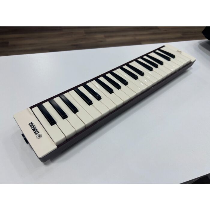 Comprar Escaleta Yamaha P37 - Vermelho Escuro - Com Estojo - Usada - 1 Comprar Escaleta Yamaha P37 - Vermelho Escuro - Com Estojo - Usada - 1