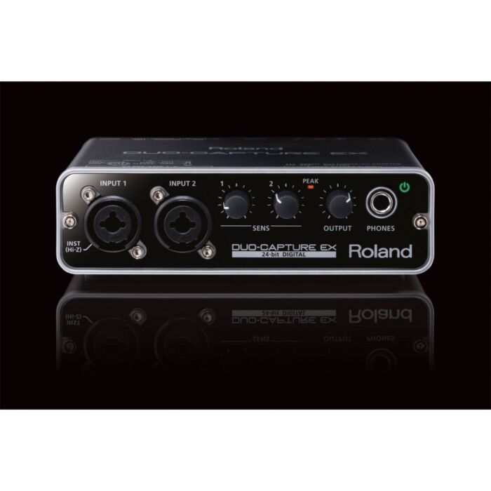 A Roland Duo-Capture EX é uma interface de áudio USB compacta e portátil, ideal para gravação de áudio em estúdios caseiros ou em movimento. Com duas entradas de microfone/linha e duas saídas de áudio, ela oferece uma qualidade de som cristalina e baixa l