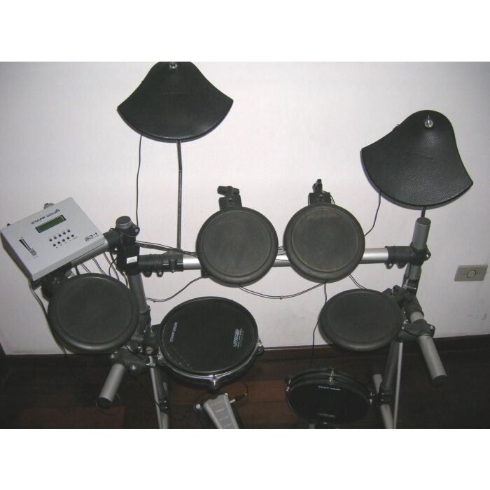 O staff drum dp-100 up é um conjunto de pads de bateria eletrônica que oferece uma experiência de tocar bateria realista e silenciosa. Com o módulo sd-1, é possível escolher entre uma variedade de sons de bateria e ajustar a sensibilidade dos pads para se