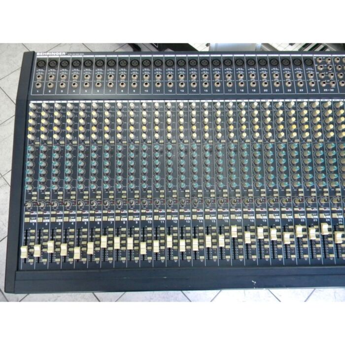 O Behringer Eurodesk MX-3282 é uma mesa de som com 32 entradas e 8 auxiliares, ideal para estúdios de gravação e apresentações ao vivo. Com uma ampla variedade de recursos, incluindo equalização de 4 bandas, compressão e efeitos integrados, esta mesa de s O Behringer Eurodesk MX-3282 é uma mesa de som com 32 entradas e 8 auxiliares, ideal para estúdios de gravação e apresentações ao vivo. Com uma ampla variedade de recursos, incluindo equalização de 4 bandas, compressão e efeitos integrados, esta mesa de s
