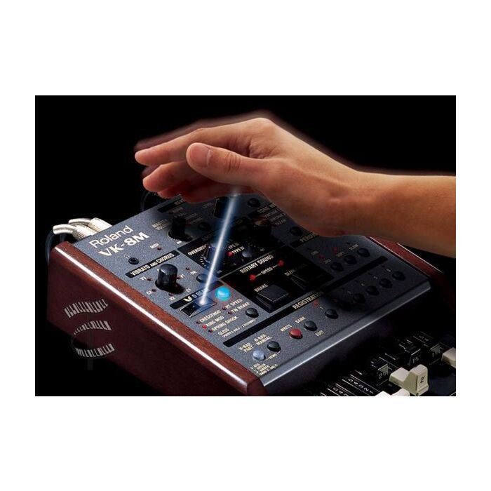 O Roland VK-8M é um módulo de sons que oferece uma ampla variedade de timbres de órgão, piano elétrico, sintetizador e muito mais. Com sua tecnologia de modelagem de som, ele reproduz com precisão os sons clássicos de órgãos vintage, além de permitir a cr