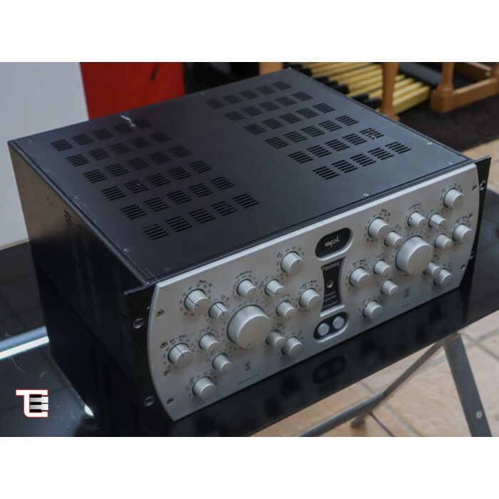 O Equalizador Passivo para Masterização PASSEQ combina o encanto do som vintage dos equalizadores passivos das décadas de 50 e 60 com a tecnologia moderna de 120V, resultando em um equalizador excepcional. Com apenas um filtro, ele abrange três faixas de 