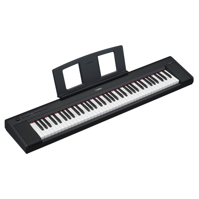 Um teclado com 76 teclas (um piano convencional tem 88 teclas) que permite tocar peças de piano de forma autêntica e que ocupa menos espaço. Apesar das teclas terem a mesma forma que as de um piano, este teclado é mais leve e fácil de tocar, sendo ideal p Um teclado com 76 teclas (um piano convencional tem 88 teclas) que permite tocar peças de piano de forma autêntica e que ocupa menos espaço. Apesar das teclas terem a mesma forma que as de um piano, este teclado é mais leve e fácil de tocar, sendo ideal p