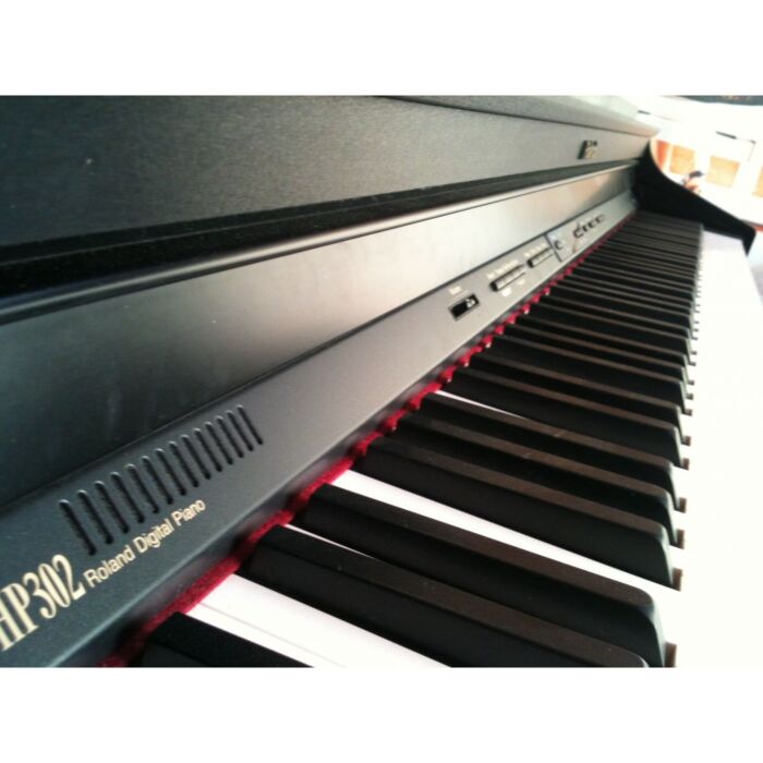O Roland HP-302 SB Piano é um instrumento musical digital de alta qualidade, projetado para oferecer uma experiência de toque e som autêntica. Com um teclado de 88 teclas, o piano possui uma variedade de sons de piano acústico, além de outros instrumentos