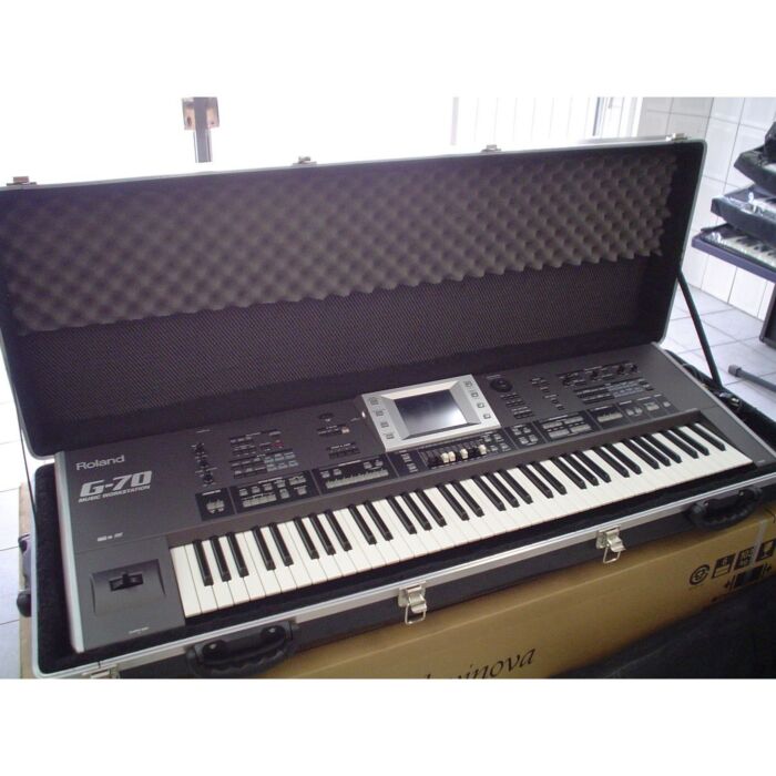 O hard case KGB 7/8 é uma capa rígida para instrumentos musicais, projetada para proteger o equipamento durante o transporte. Com um design resistente e durável, o case é feito de materiais de alta qualidade e possui um interior acolchoado para garantir a