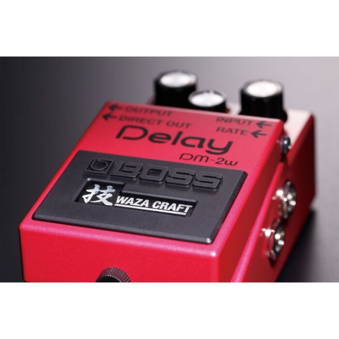 Roland boss dm-2w delay pedal Cla´ssico pedal de delay analo´gico com chave seletora que permite aumentar o tempo de repetic¸a~o. Se´rie Premium de pedais BOSS com os melhores componentes-roland boss dm-2w delay pedal ID-3874