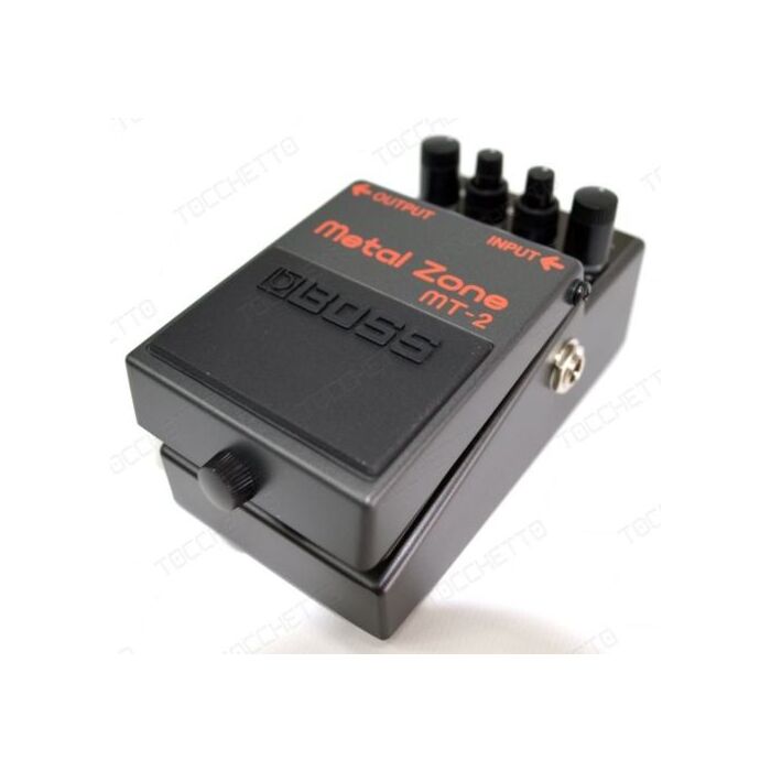 MT-2 Metal Zone O Mais Popular Pedal da Boss! Equipado com um circuito duplo de ganho, o MT-2 proporciona sustain incrível, além de graves e médios pesados como o obtido com uma stack de amplificadores valvulados. Com o equalizador paramétrico de três ban