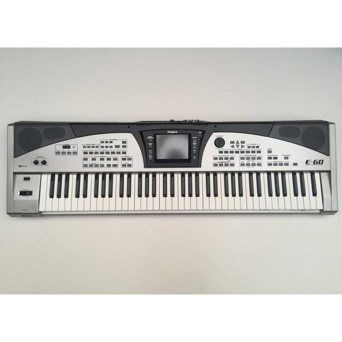 E-60 Arranger Workstation A Linha E está de volta! A Linha E foi a primeira linha de teclados arranjadores lançada pela Roland. Seu sucesso foi enorme no mundo todo, revolucionando o conceito de teclado arranjador . E depois de muitos anos, a Roland lança