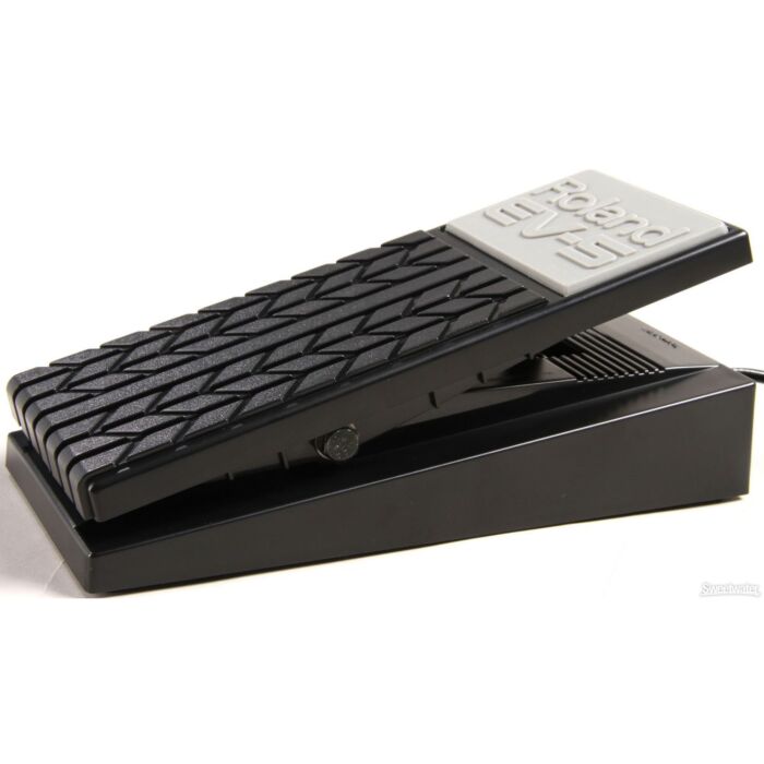 EV-5 Pedal de Expressão O EV-5 é um pedal de expressão para teclados e sintetizadores. Com mecânica suave, o EV-5 pode ser usado para criar a dinâmica de volume em timbres como cordas, ou então, controlar o volume geral de teclados e sintetizadores. -rola