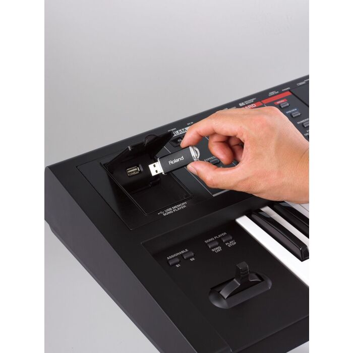 JUNO Gi Sintetizador Portátil com Gravador Digital Banco Sonoro Gigantesco + Gravador Digital Multipista A linha JUNO possui uma tradição de sons profissionais, design compacto, operação simplificada e custo benefício imbatível. O novo JUNO-Gi oferece iss JUNO Gi Sintetizador Portátil com Gravador Digital Banco Sonoro Gigantesco + Gravador Digital Multipista A linha JUNO possui uma tradição de sons profissionais, design compacto, operação simplificada e custo benefício imbatível. O novo JUNO-Gi oferece iss