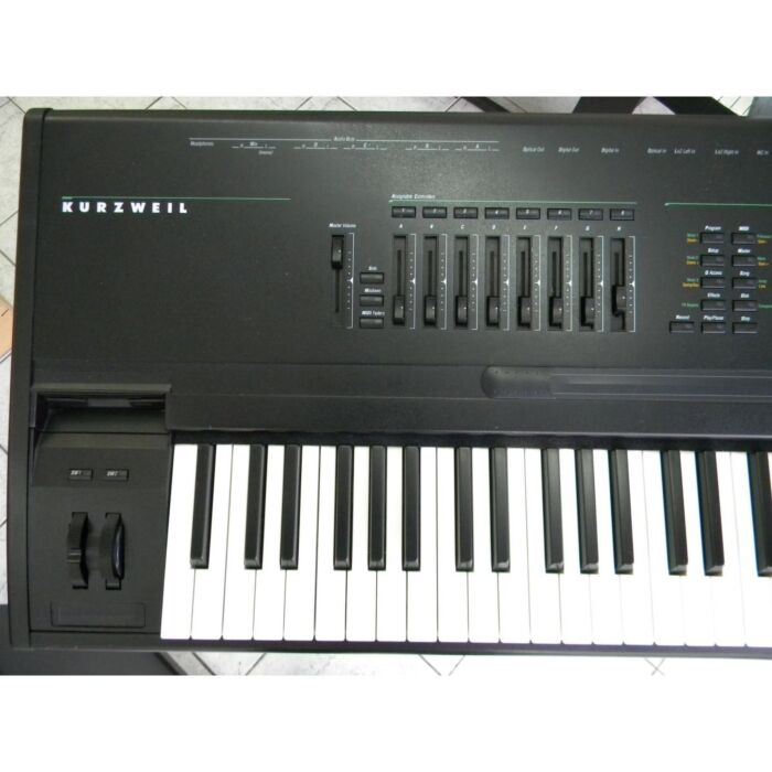 O Kurzweil K-2500X é um sintetizador de alta qualidade que oferece uma ampla variedade de recursos e possibilidades sonoras. Com uma interface intuitiva e fácil de usar, este instrumento é ideal para músicos profissionais e amadores que desejam criar sons