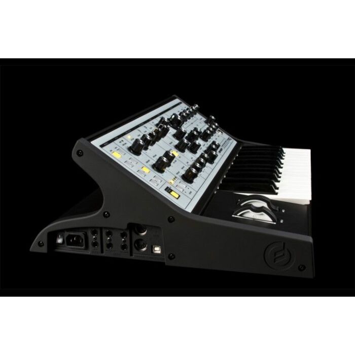 O Moog Sub Phatty é um sintetizador analógico de 25 teclas que oferece uma ampla gama de sons clássicos e modernos. Com dois osciladores, filtro Moog clássico, LFO, envelope e modulação de amplitude, este sintetizador é capaz de produzir sons ricos e pode