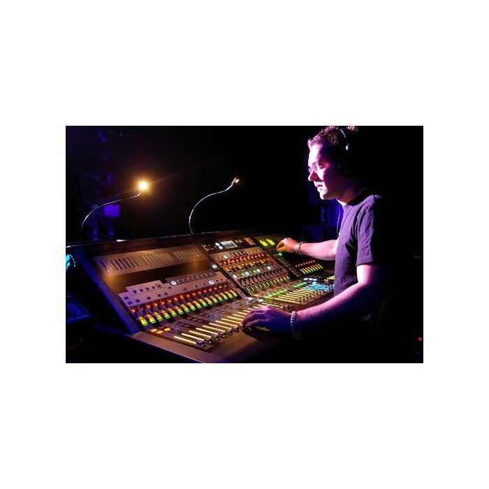 A Soundcraft Si2 Mixer é uma mesa de som digital de alta qualidade, projetada para atender às necessidades de mixagem de som ao vivo em eventos de médio a grande porte. Com 24 canais de entrada, 8 saídas auxiliares e 4 subgrupos, esta mesa oferece uma amp