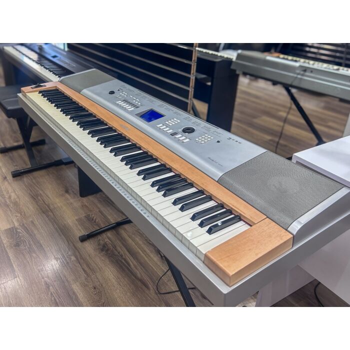 Comprar Yamaha DGX-620 Piano Digital - Prata - Usado - 1 Comprar Yamaha DGX-620 Piano Digital - Prata - Usado - 1