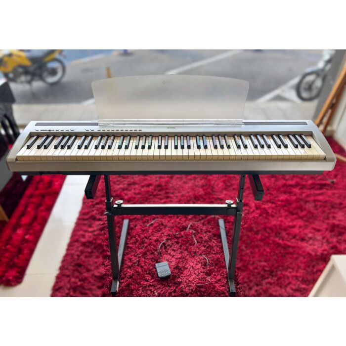Comprar Piano Yamaha P-95 Prata - Usado - Defeito no Botão Power - c/ Fonte e Suporte - 1 Comprar Piano Yamaha P-95 Prata - Usado - Defeito no Botão Power - c/ Fonte e Suporte - 1