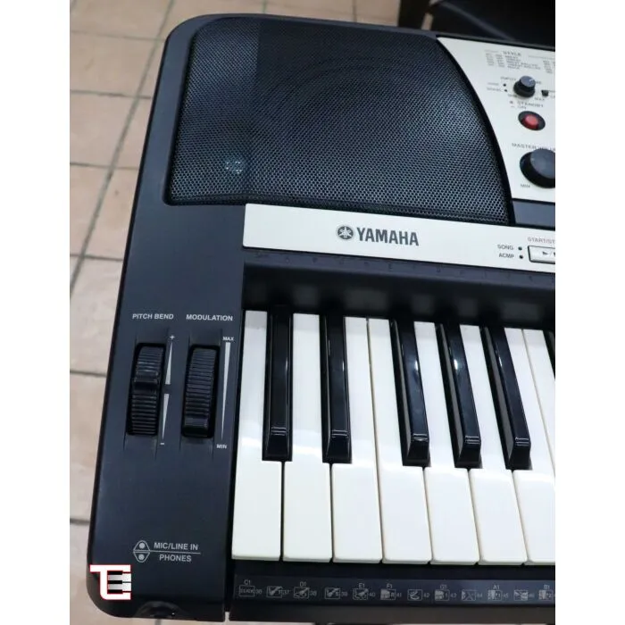 Teclado Yamaha PSR-740 com 61 teclas sensitivas e 387 sons - Rari