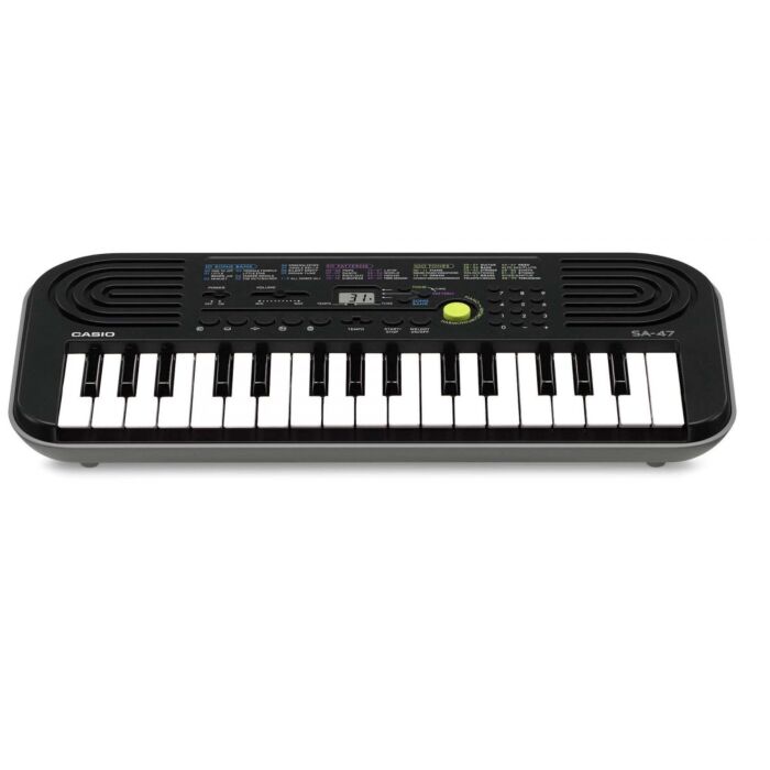 O Casio SA-47 é um teclado arranjador infantil que oferece uma variedade de recursos para iniciantes na música. Com 32 teclas miniatura, 100 timbres diferentes, 50 ritmos e 10 músicas integradas, este teclado é perfeito para crianças que desejam aprender 