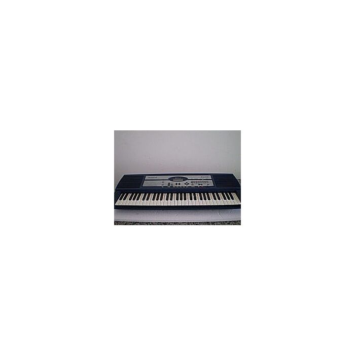 O Roland EM-Junior é um teclado arranjador compacto e versátil, ideal para músicos iniciantes ou para quem busca praticidade e portabilidade. Com 61 teclas sensíveis ao toque, ele oferece uma ampla variedade de sons de alta qualidade, incluindo pianos, ór