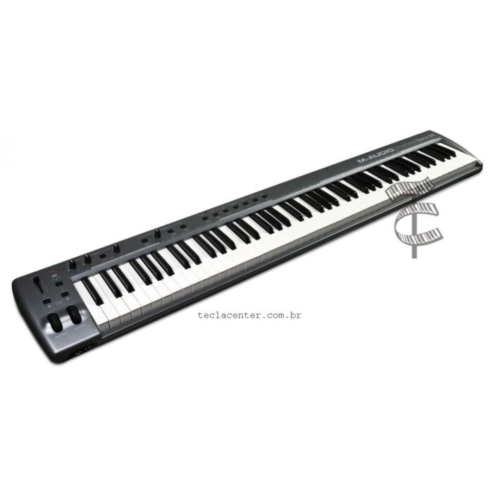 O M-Audio ProKeys Sono 88 é um teclado controlador MIDI de 88 teclas com recursos de áudio integrados. Ele possui uma interface de áudio USB de 2 canais, saídas de áudio estéreo de 1/4 pol, entrada de microfone XLR com phantom power e uma entrada de instr