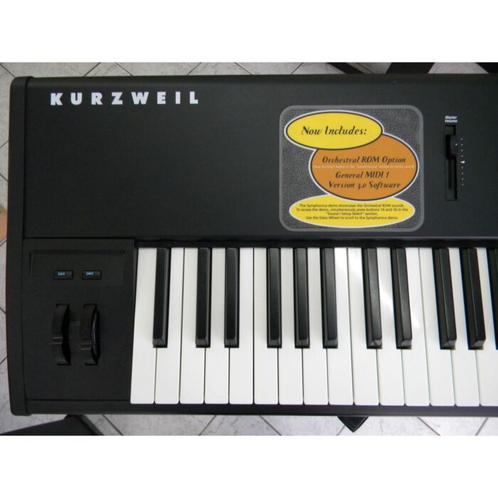 O Kurzweil PC-2X é um teclado sintetizador portátil com 64 vozes de polifonia e mais de 600 sons de alta qualidade. Possui um teclado de 76 teclas semi-pesadas sensíveis à velocidade, além de recursos como arpejador, efeitos de reverb e chorus, e uma vari O Kurzweil PC-2X é um teclado sintetizador portátil com 64 vozes de polifonia e mais de 600 sons de alta qualidade. Possui um teclado de 76 teclas semi-pesadas sensíveis à velocidade, além de recursos como arpejador, efeitos de reverb e chorus, e uma vari