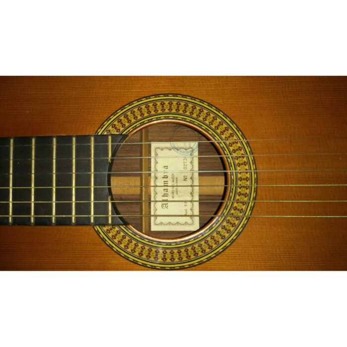 O violão Alhambra é um instrumento de alta qualidade, com um som rico e equilibrado. Ele vem acompanhado de um estojo rígido, que garante a proteção do instrumento durante o transporte. Com um acabamento impecável e uma construção sólida, o violão Alhambr
