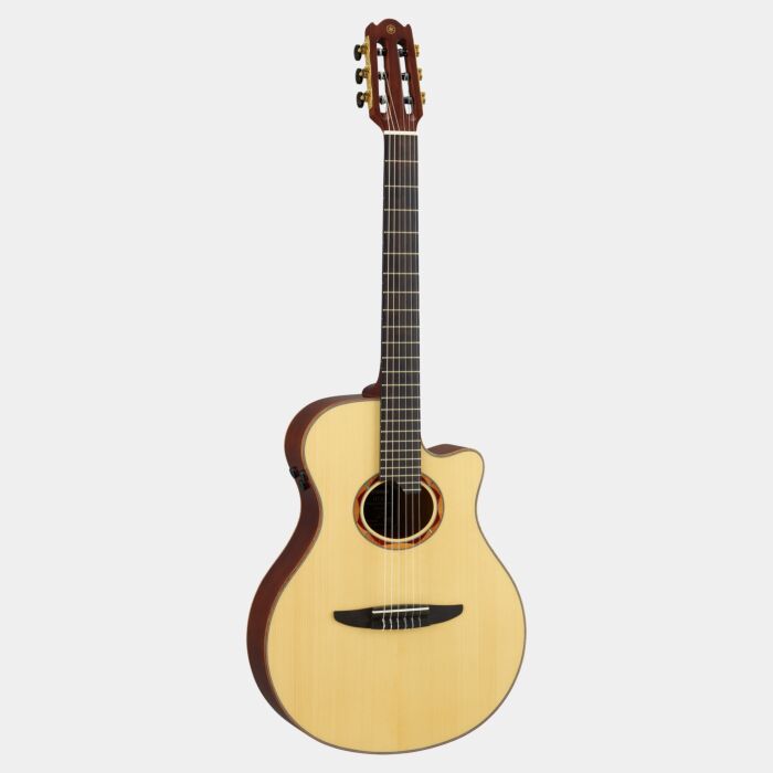 O violão Yamaha NTX5 NT é um instrumento de alta qualidade, projetado para músicos exigentes que buscam um som refinado e uma tocabilidade excepcional. Com um corpo em formato de cutaway, este violão oferece uma excelente resposta sonora em todas as frequ
