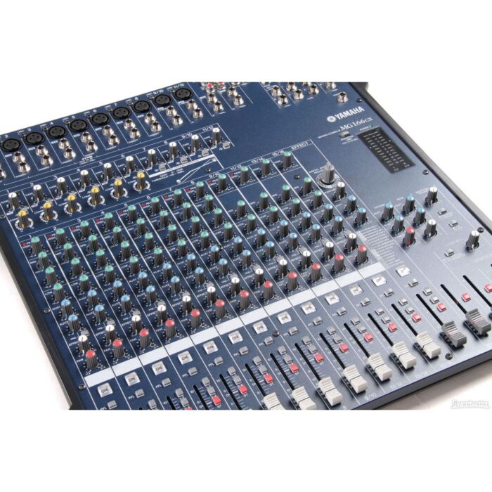 Mixer analógico com 16 entradas sendo que 10 delas para microfone com phanton power (48V), 4 entradas estéreo, knob de ganho nos 10 primeiros canais, 6 knobs de controle de compressão, 3 bandas de EQ com filtro passa altas, 2 aux . Send + 1 Effect send e Mixer analógico com 16 entradas sendo que 10 delas para microfone com phanton power (48V), 4 entradas estéreo, knob de ganho nos 10 primeiros canais, 6 knobs de controle de compressão, 3 bandas de EQ com filtro passa altas, 2 aux . Send + 1 Effect send e
