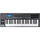 Controlador MIDI M-Audio Axiom 49 com 49 teclas sensíveis à velocidade.