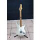 A Guitarra Stratocaster Giannini G 100 3 Singles é uma opção versátil e leve, adequada para diversos estilos musicais. Seu corpo em Basswood e braço em Maple com tensor oferecem estabilidade e ressonância. A escala de Rosewood com 22 trastes em Alpaca e a