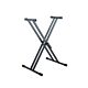 König & Meyer KBST18993 Suporte para Teclado Suporte preto em X para teclados e pianos de palco. Feito em aço, com regulagem de 5 passos. Extremidades emborrachadas que podem ser ajustadas em seus eixos ou à largura do teclado. Profundidade máxima de 250m