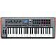 O Novation Impulse 49 é um teclado controlador USB MIDI com 49 teclas de ação semi-pesada e aftertouch. Possui 8 knobs rotação infinita, 9 faders, 8 pads retroiluminados, mod wheel e pitch wheel. O teclado é altamente preciso e sensível, proporcionando um