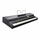 O Artist-W é a melhor escolha para pianistas. É equipado com ação de martelo graduado, teclas de madeira sensíveis à velocidade com teclado de sensor triplo. -Legend 70s Artist-W 88 Viscount Piano Digital | Teclacenter ID-87101