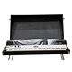 O Fender Rhodes, um icônico piano elétrico, permanece extremamente popular em 2015, sendo amplamente utilizado em diversos gêneros musicais, como rock, pop, jazz e hip-hop. Sua sonoridade única, suave em acordes longos e encorpada em solos rápidos, tornou