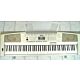 Teclado Yamaha DGX-500 com 88 teclas sensitivas e recursos avançados.