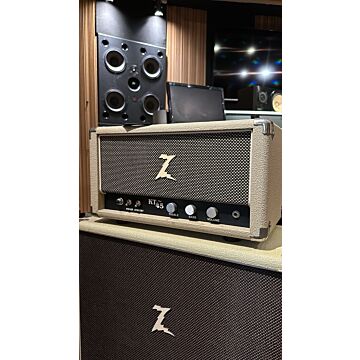 O KT-45, um design original do Dr. Z, destaca-se por sua seção frontal com a válvula EF-86 e Tone Stack, proporcionando um timbre incrível e ganho 50% superior à 12AX7. A versatilidade da Tone Stack permite controlar o ganho em três parâmetros, possibilit