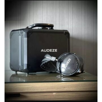 Apresentamos os Fones de Ouvido Audeze LCD-XC, sinônimo de precisão sonora, transparência excepcional e eficiência. Com drivers planares de 106mm sintonizados com extrema precisão e um design fechado que bloqueia ruídos externos e vazamentos de microfone,