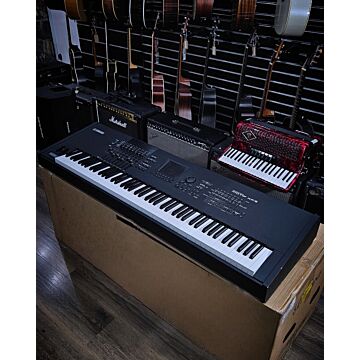 Yamaha Motif XF8 Workstation Preto com Biblioteca de Sons - Usado