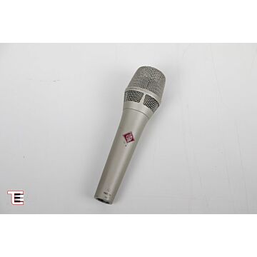 O Neumann KMS 105 é um microfone vocal de alta qualidade projetado para uso em palcos. Ele combina a clareza sonora dos microfones de estúdio da Neumann com a robustez necessária para apresentações ao vivo. Equipado com uma cápsula de condensador, o KMS 1