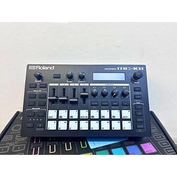 Sequenciador Roland MC-101 GROOVEBOX - Preto - Usado