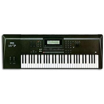 Teclado Yamaha W-7 com 76 teclas sensíveis ao toque.