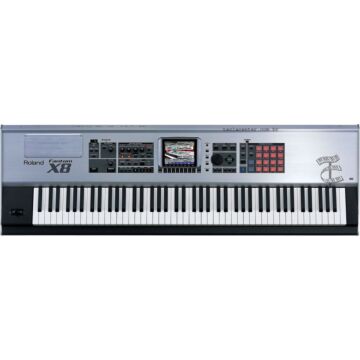 O Roland Fantom-X8 é um teclado workstation de alta qualidade, projetado para músicos profissionais e amadores que buscam um instrumento versátil e poderoso. Com 88 teclas sensíveis ao toque, ele oferece uma ampla gama de sons e recursos avançados, inclui